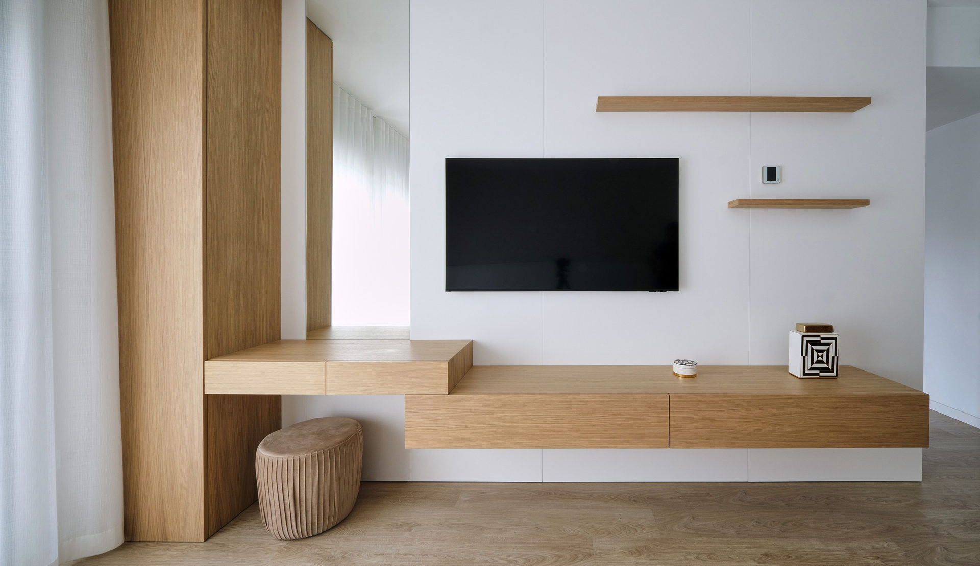tocador minimalista de madera con espejo y televisor de la Casa Galatea