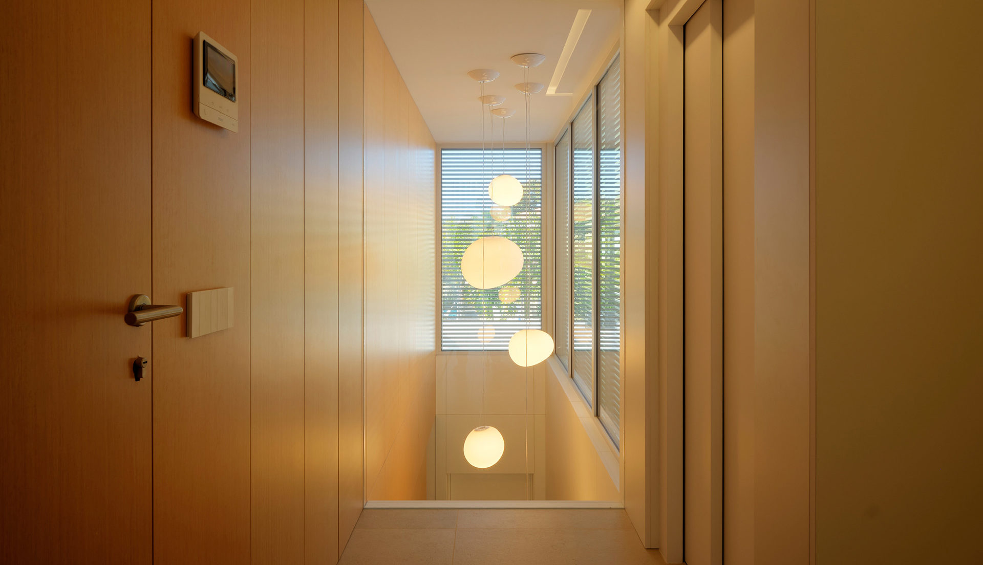 pasillo moderno con lámpara colgante de la casa I+D