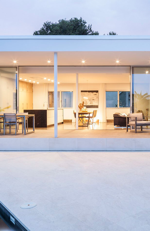 Fachada blanca de diseño minimalista de edificio residencial