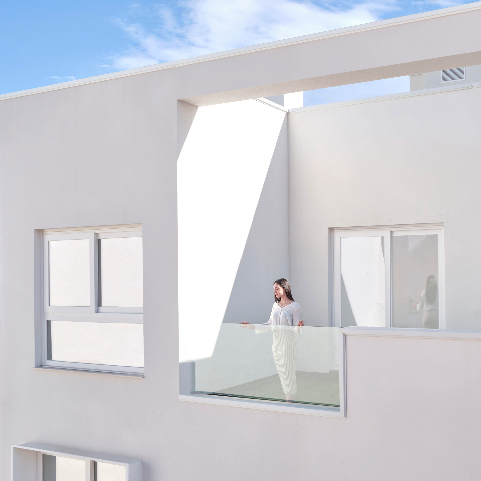 Fachada blanca de diseño minimalista de edificio residencial